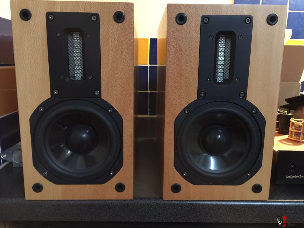 926685-a-pair-used-red-rose-music-bookshelf-speakers.jpg